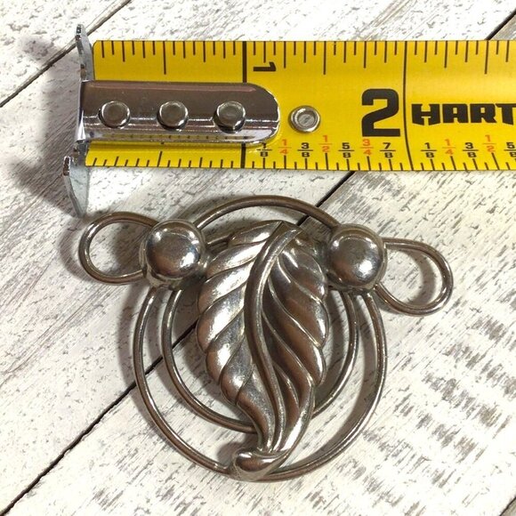 Vintage Silver-Tone Leaf Brooch With Circular Design & Pin Back - Picture 3 of 3